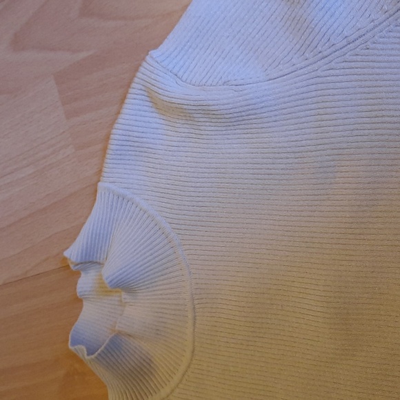 H&M ribbed turtleneck sweater 🤍 - Picture 3 of 7